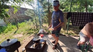 готовим уху на рыбалке