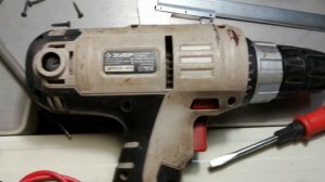 Сетевой шуруповерт Зубр ЗСШ-300-2 бьется током