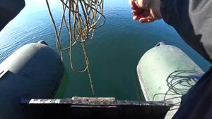 Как ловить рыбу с лодки зимней удочкой .Подводная съемка.