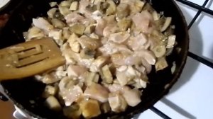 Курица с грибами в сметанном соусе. /Курка з грибами в сметанному соусі