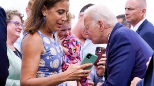 Байден в шутку укусил маленькую девочку и испугал ребенка во время визита в Финляндию