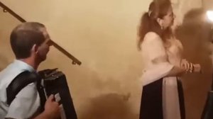 А мне мама целоваться не велит