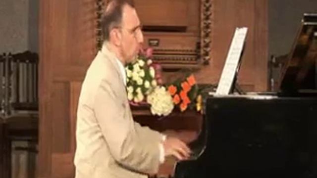 Gor Ghasabyan plays'The Fallen Leaves"by Jh. Kosma смотреть онлайн