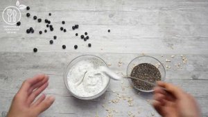 Десерт из черники, банана и семян чиа с овсяными хлопьями на кокосовом молоке