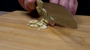 Необычный и очень сытный!! Салат с сухариками и фасолью.