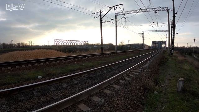 Для чего нужны ЧЁРНО-БЕЛЫЕ ПОЛОСКИ на столбах контактной сети! Вагонник. Железная дорога. смотреть онлайн