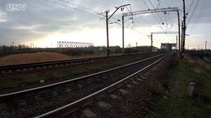 Для чего нужны ЧЁРНО-БЕЛЫЕ ПОЛОСКИ на столбах контактной сети! Вагонник. Железная дорога.