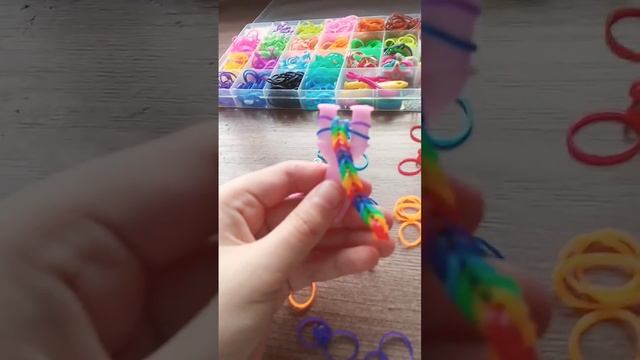 Красивый браслет из резинок?Как думаете сколько время ушло на видео?? смотреть онлайн