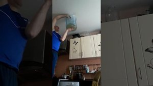 Как слить воду с натяжного потолка