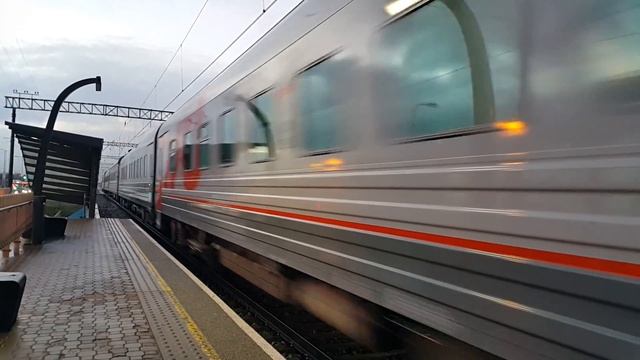 Поезд Таллинн - Москва пролетает станцию Юлемисте