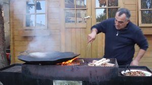 Необычно вкусное мясо ,приготовленное на костре,с овощами с добавлением сочного соуса