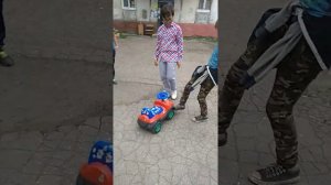 Мальчик ломает игрушечную машинку часть 1