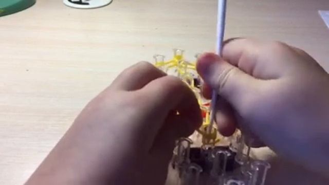 Плетение смайлика на большом станке смотреть онлайн