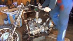 Придонки заводят самодельный 2 х тактный 700cc кастом байк иж планета +урал