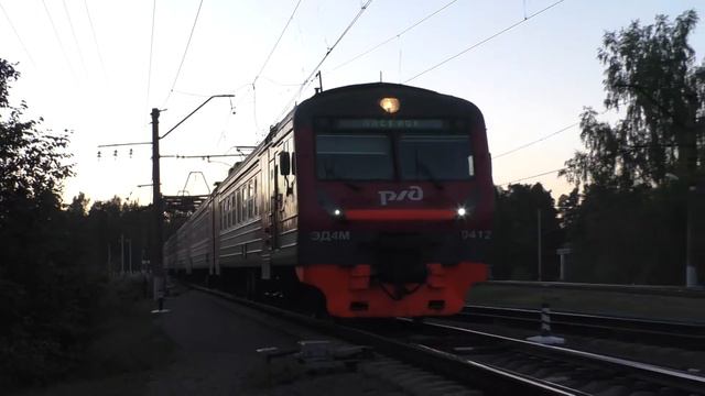 Электропоезд ЭД4М-0412 прибывает на станцию Вырица | ED4M-0412 смотреть онлайн