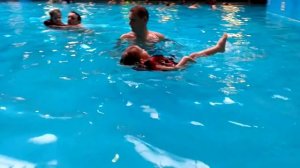 Девочка плавает в бассейне. Аквапарк. Girl swims in the pool. Aqua Park.