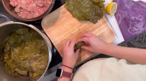 Долма в виноградных листьях с фаршем и рисом по рецепту греческого шеф повара Акиса Петритзикиса.