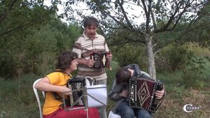 На огороде у гармониста Геннадия Васильева. Репетиция. 22 августа 2010 г.