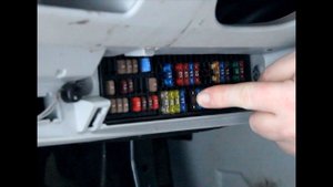 Замена предохранителя №47 прикуривателя в автомобиле Шкода Фабия.