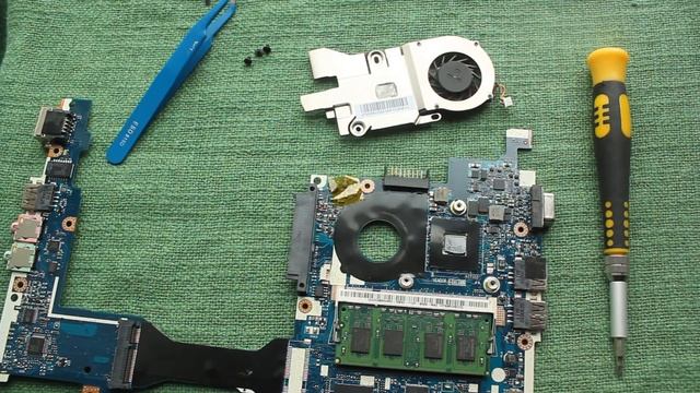 Разобрать и собрать нетбук Acer Aspire One. Намазать термопасту.