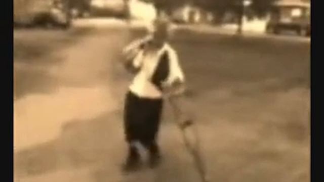 Бабка танцует хип-хап! ICE ICE GRANNY!!! смотреть онлайн