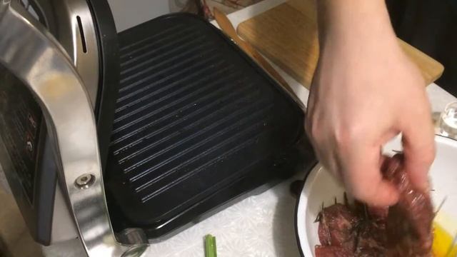 meat on the grill a juicy steak Мясо на гриле Redmond