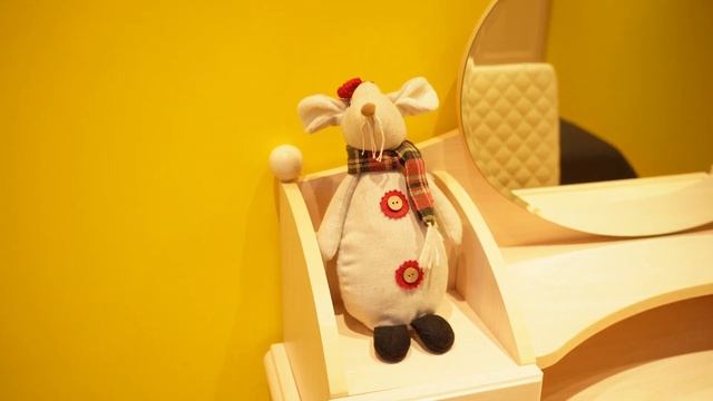 Римские шторы на заказ в интерьере спальни в желтых цветах. Установка римских штор на каждую створк
