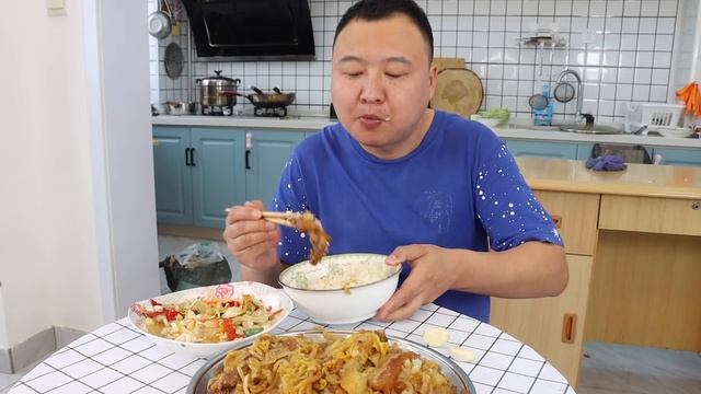 阿强买五花肉解馋，炖一小时入口即化，配上特色酸菜，最强下饭菜！【cram阿强】 смотреть онлайн