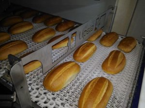 Линия для транспортирования, охлаждения, нарезки и упаковки батонов и овальных хлебов