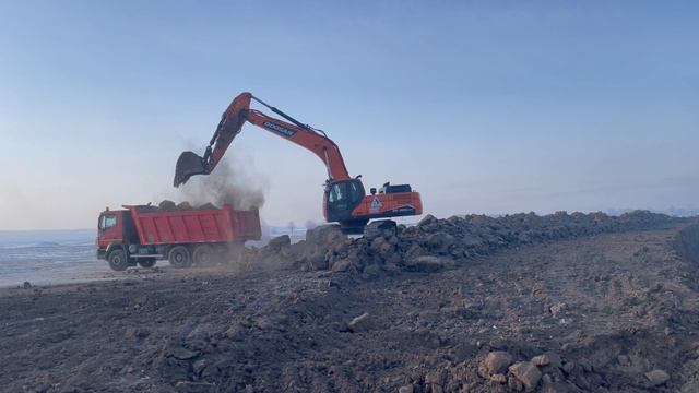 Гусеничный экскаватор работа в карьере