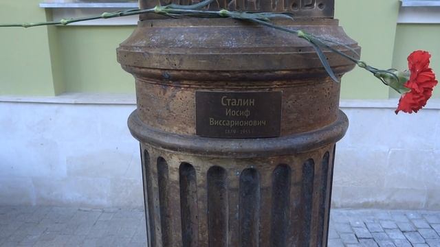 В Москве открыли памятник Сталину смотреть онлайн