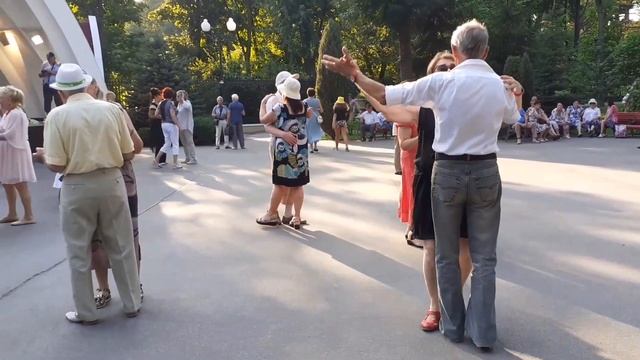 ЖЕНЩИНА РАДОСТЬ! ТАНЦЫ В ПАРКЕ ГОРЬКОГО ХАРЬКОВ СЧАСТЛИВЫЕ ДНИ смотреть онлайн