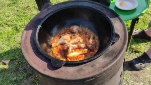 готовим плов из куриных ножек+ перец+ помидоры в казане на костре