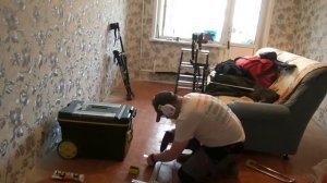 Натяжной потолок за 20 минут на строительных ходулях