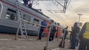 Электросталь чел упал на провода на электричке 18+