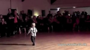Двухлетний мальчик танцует джайв