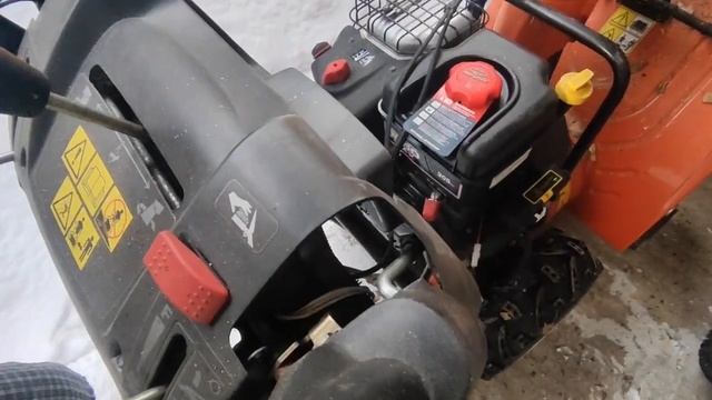 Снегоуборщик Husqvarna в действии