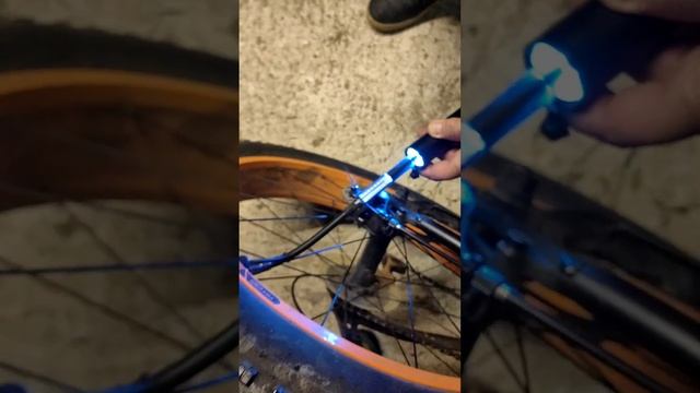 Врут или нет манометры на аккумуляторных велосипедных компрессорах? проверяем манометром смотреть онлайн