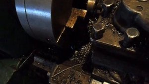 Нарезаем резьбу в гайке , токарный станок 1м61.