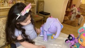 СЛОНЕНОК JUNO [ ДЖУНО ] подкрался к КРИСТИНЕ пока она занималась своими делами | 2020 |