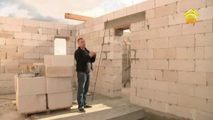 Заливка армированного пояса дома из газоблоков.