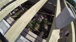 Установленные балки перекрытия из доски