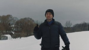 Минибультерьер Элвин бегает по снегу. Сколько гулять с собакой? Команда ко мне.