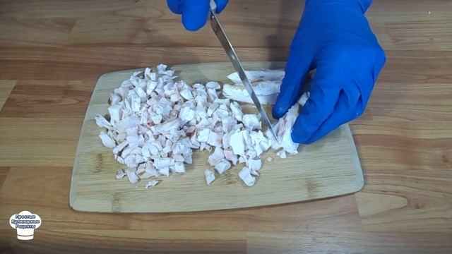 Салат с копченой грудкой и помидорами с сыром. Простой рецепт салата с копченой курицей