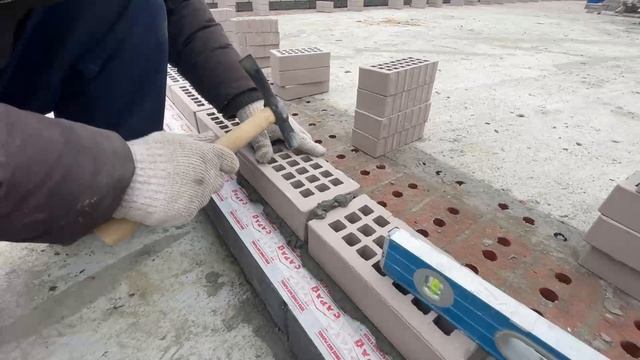 Установка бордюров и кладка первого ряда облицовочного кирпича смотреть онлайн