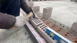 Установка бордюров и кладка первого ряда облицовочного кирпича