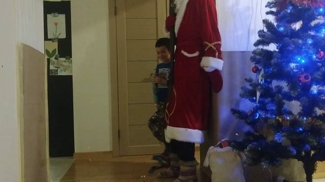 Дед Мороз НАСТОЯЩИЙ залез через окно?!Поймал Деда Мороза!Как Тима остался без подарков на НОВЫЙ ГОД смотреть онлайн