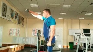 Махи гантелями вперёд попеременно: техника выполнения