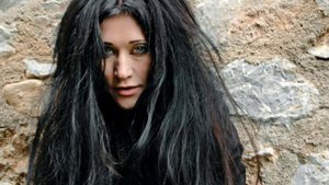 Певица Линда эффектно и оригинально вышла на подиум