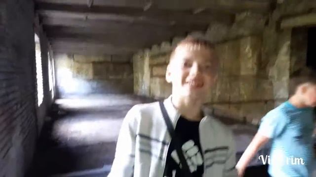 В заброшенном кинотеатре на 2 этаже///на крыше того же здания смотреть онлайн